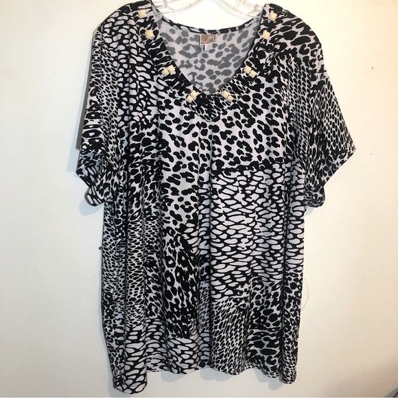 JM Collection Tops - JM Collection Black & White Animal Print Blouse with Embroidery, size 3X